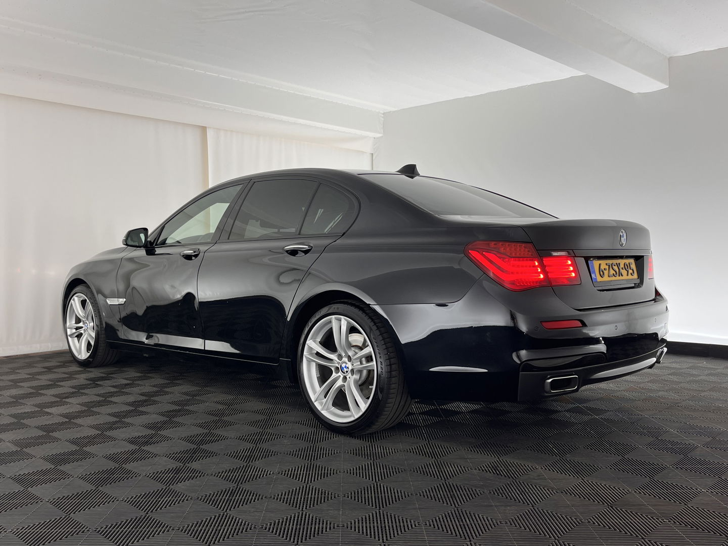 BMW 7 Serie 740d xDrive High Executive M-Sport-Pack GEAR BOX PROBLEM M-Sport Pack Aut. *PANO | HEAD-UP | LUXURY-LEATHER | SOFT-CLOSE | FULL-LED | MEMORY-PACK | HARMAN/KARDON-SURROUND | TOPVIEW | BLINDSPOT | KEYLESS | HEATED-SPORTSEATS | DIGI-