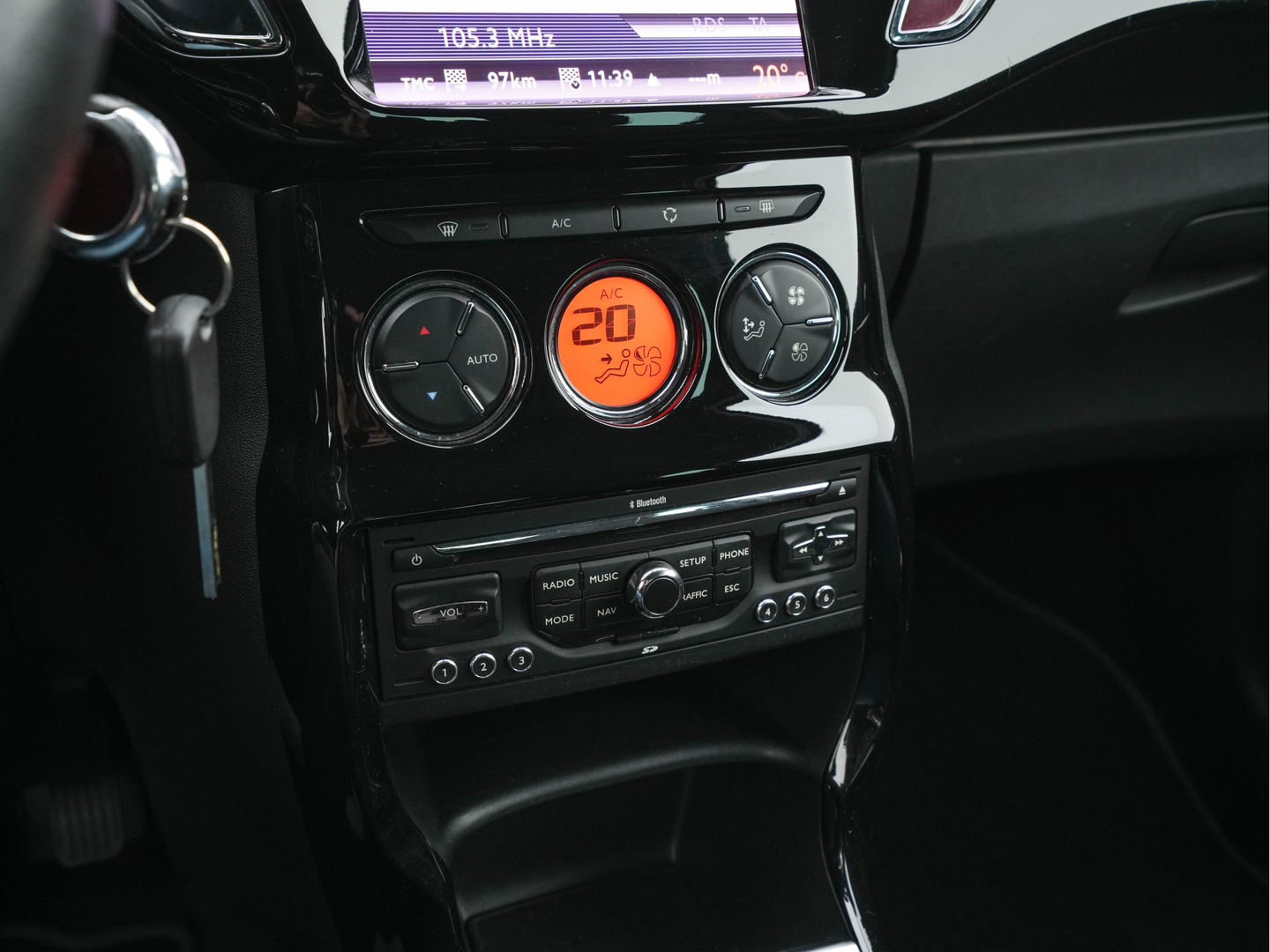Citroën DS3 1.6 e-HDi So Chic *NAVI-FULLMAP | SPORT-SEATS | ECC | MICROFIBRE | PDC | CRUISE | RADIO-CD | TOWBAR*