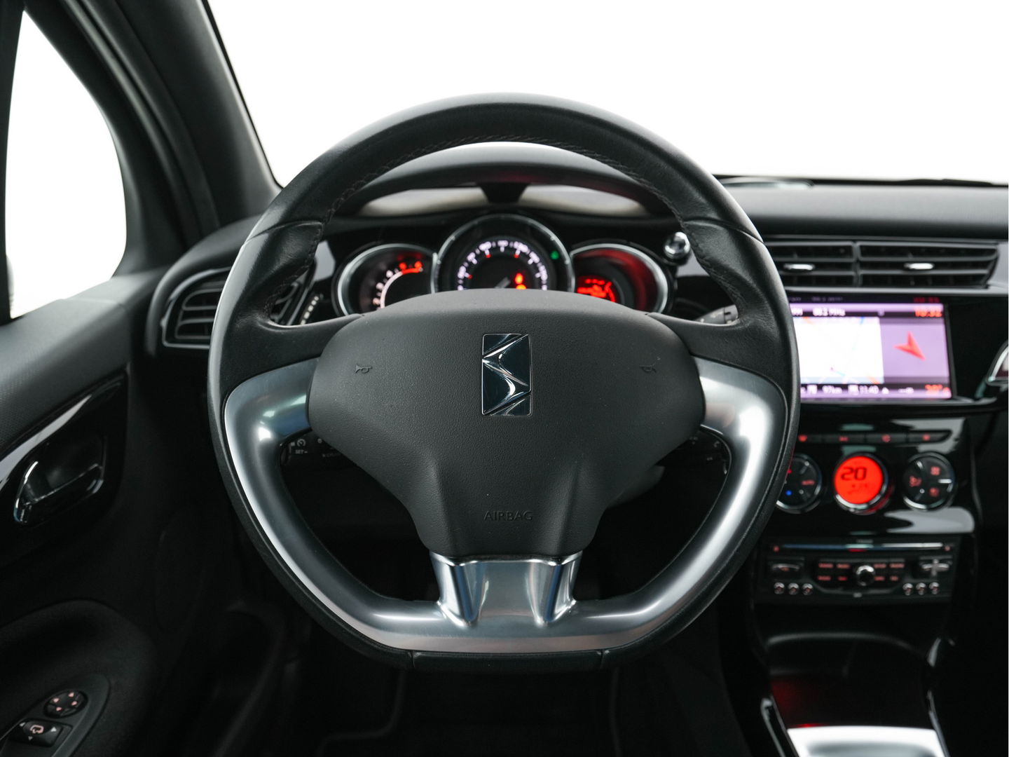 Citroën DS3 1.6 e-HDi So Chic *NAVI-FULLMAP | SPORT-SEATS | ECC | MICROFIBRE | PDC | CRUISE | RADIO-CD | TOWBAR*