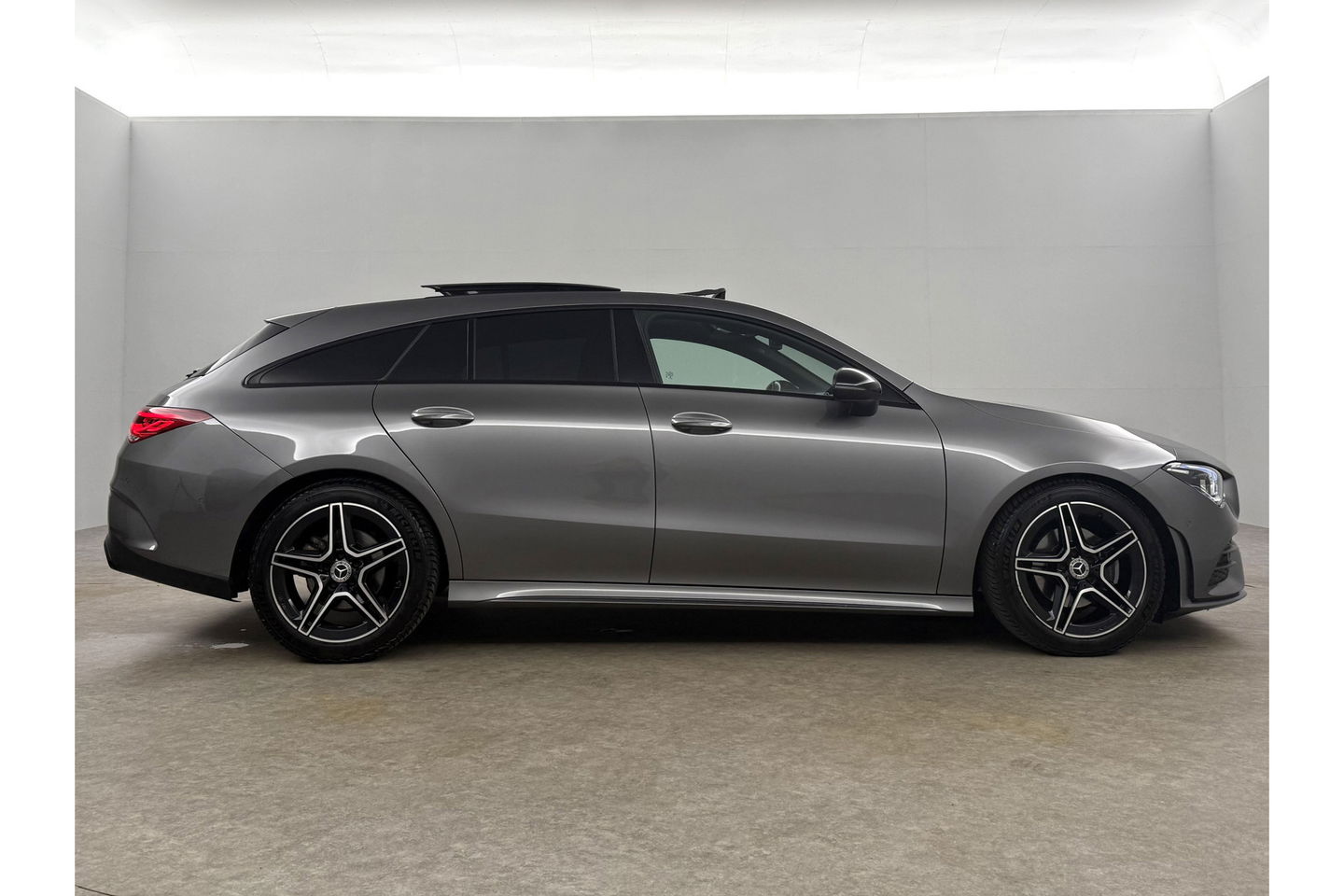 Mercedes-Benz CLA-Klasse 180 AMG Pano LED Sfeerverl. Camera Memory Carplay Virtual Clima Cruise Navi PDC 18''LMV