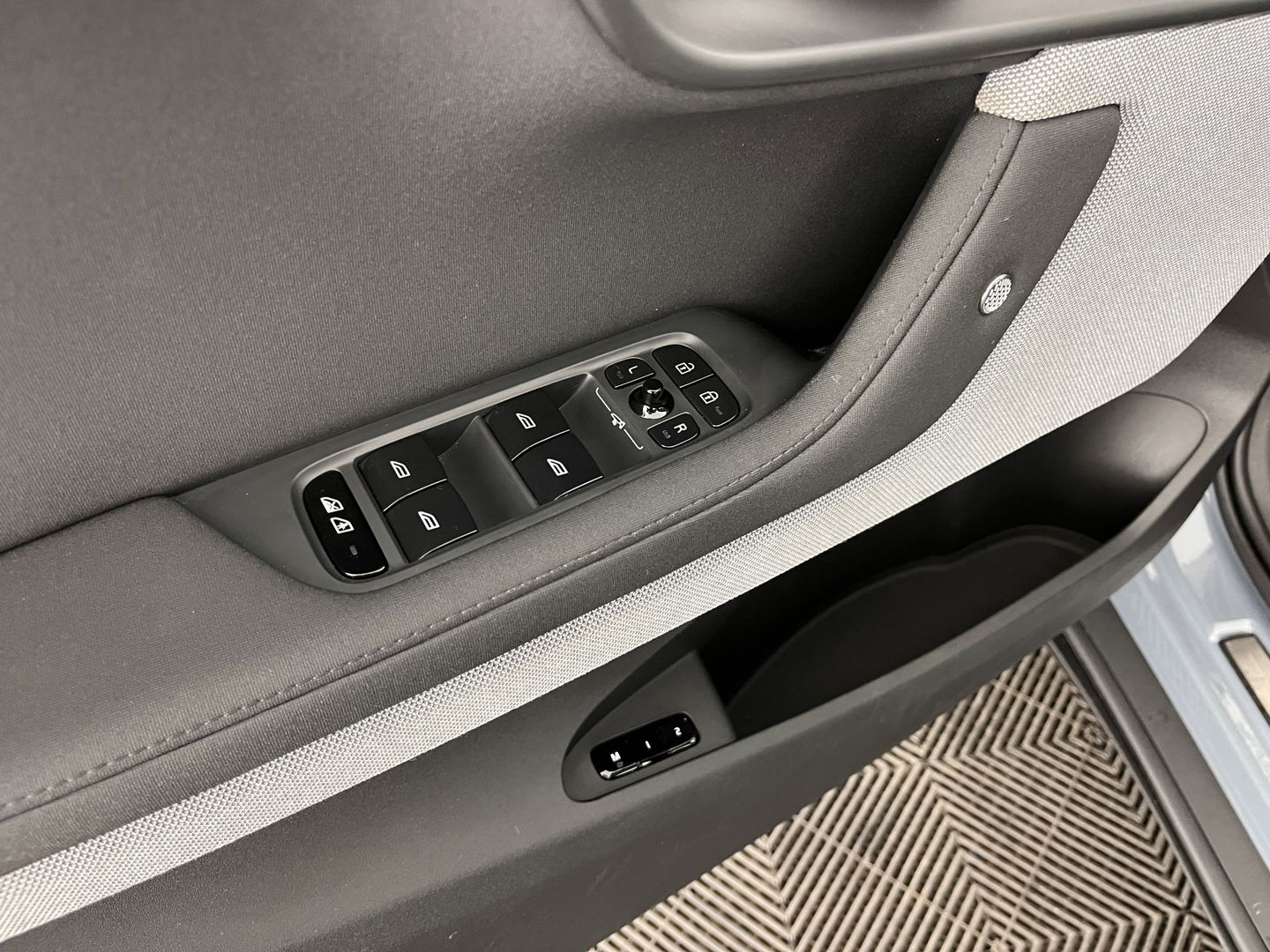 Polestar 2 Long Range Dual Motor Launch Edition 78kWh [ 3-Fase ] (INCL.BTW) *NAVI-FULLMAP | FULL-LED | KEYLESS | TOP-VIEW | LANE-ASSIST | DIGI-COCKPIT | CARPLAY | DAB+ | COMFORT-SEATS | ECC | PDC | 20''ALU*