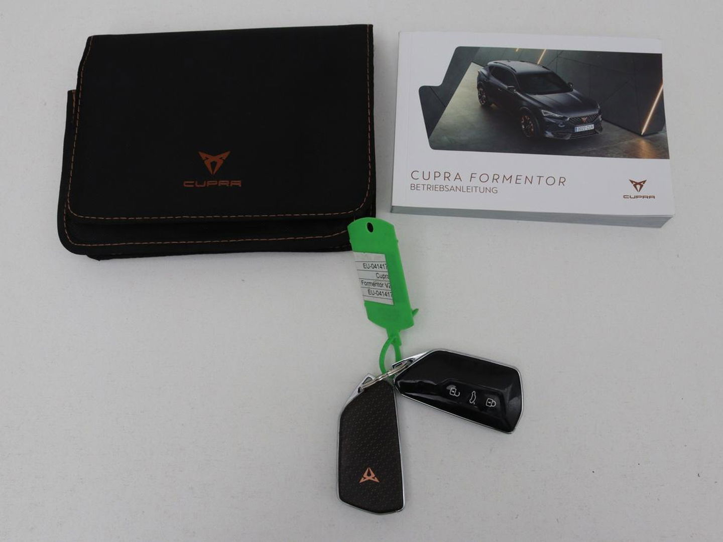 CUPRA Formentor 1.4 e-Hybrid VZ | 245pk | Trekhaak | Stoel & stuurverwarming | Camera | Adaptive cruise | Sfeerverlichting | Keyless | Full LED | PHEV