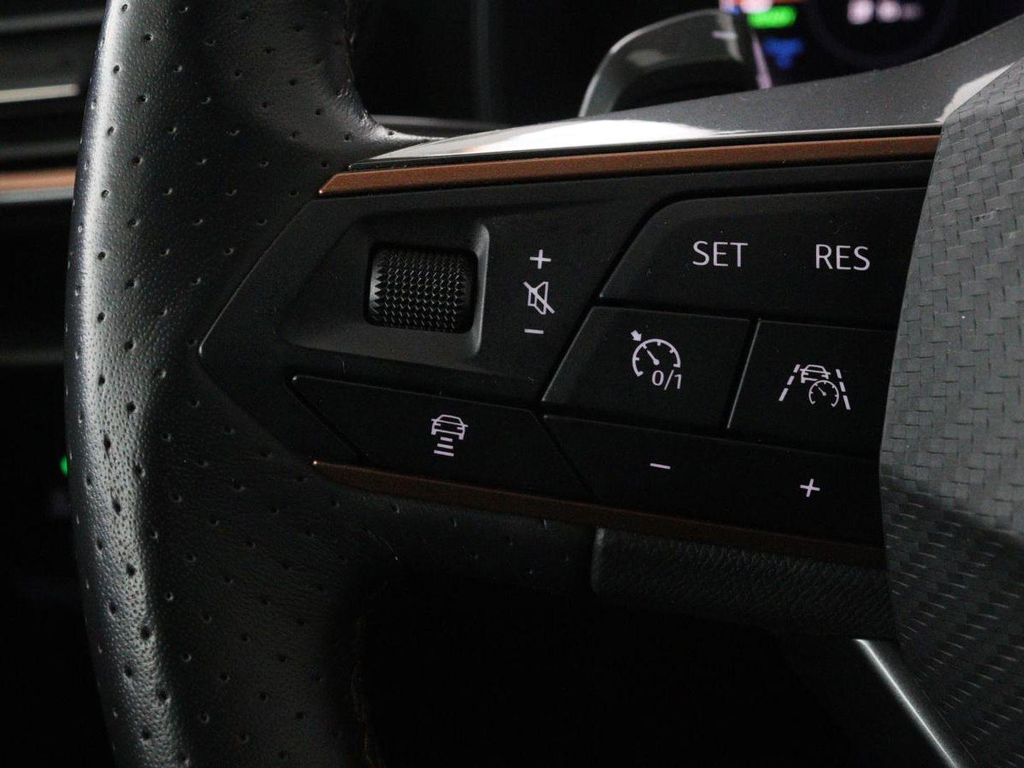 CUPRA Formentor 1.4 e-Hybrid VZ | 245pk | Trekhaak | Stoel & stuurverwarming | Camera | Adaptive cruise | Sfeerverlichting | Keyless | Full LED | PHEV
