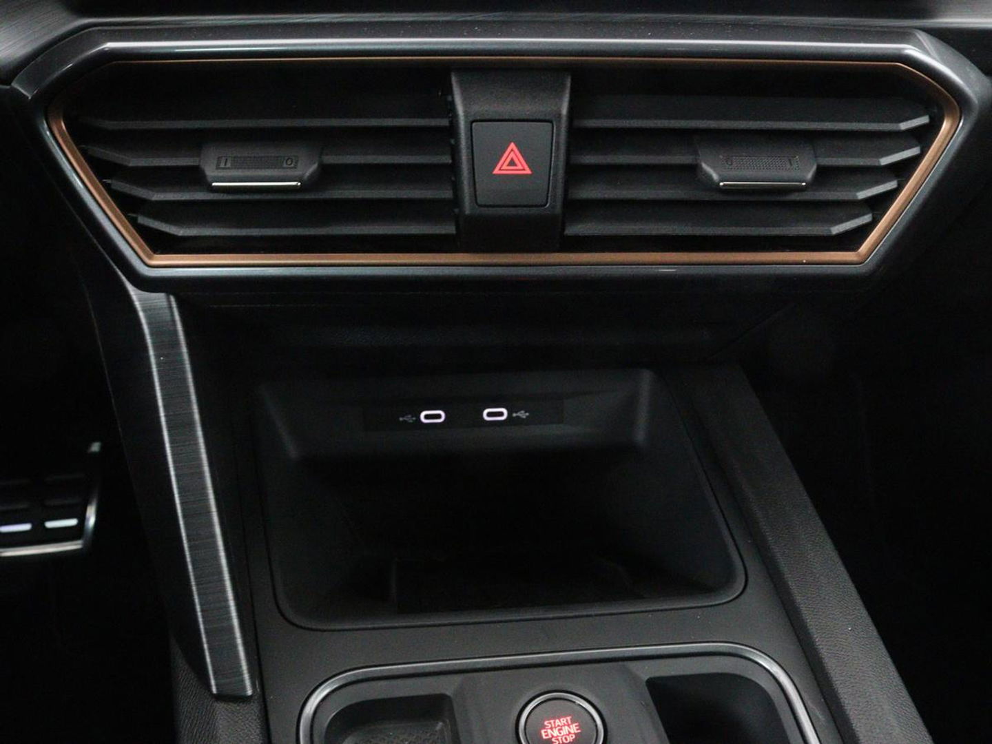 CUPRA Formentor 1.4 e-Hybrid VZ | 245pk | Trekhaak | Stoel & stuurverwarming | Camera | Adaptive cruise | Sfeerverlichting | Keyless | Full LED | PHEV