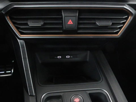 CUPRA Formentor 1.4 e-Hybrid VZ | 245pk | Trekhaak | Stoel & stuurverwarming | Camera | Adaptive cruise | Sfeerverlichting | Keyless | Full LED | PHEV