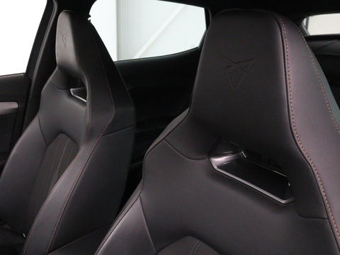 CUPRA Formentor 1.4 e-Hybrid VZ | 245pk | Trekhaak | Stoel & stuurverwarming | Camera | Adaptive cruise | Sfeerverlichting | Keyless | Full LED | PHEV