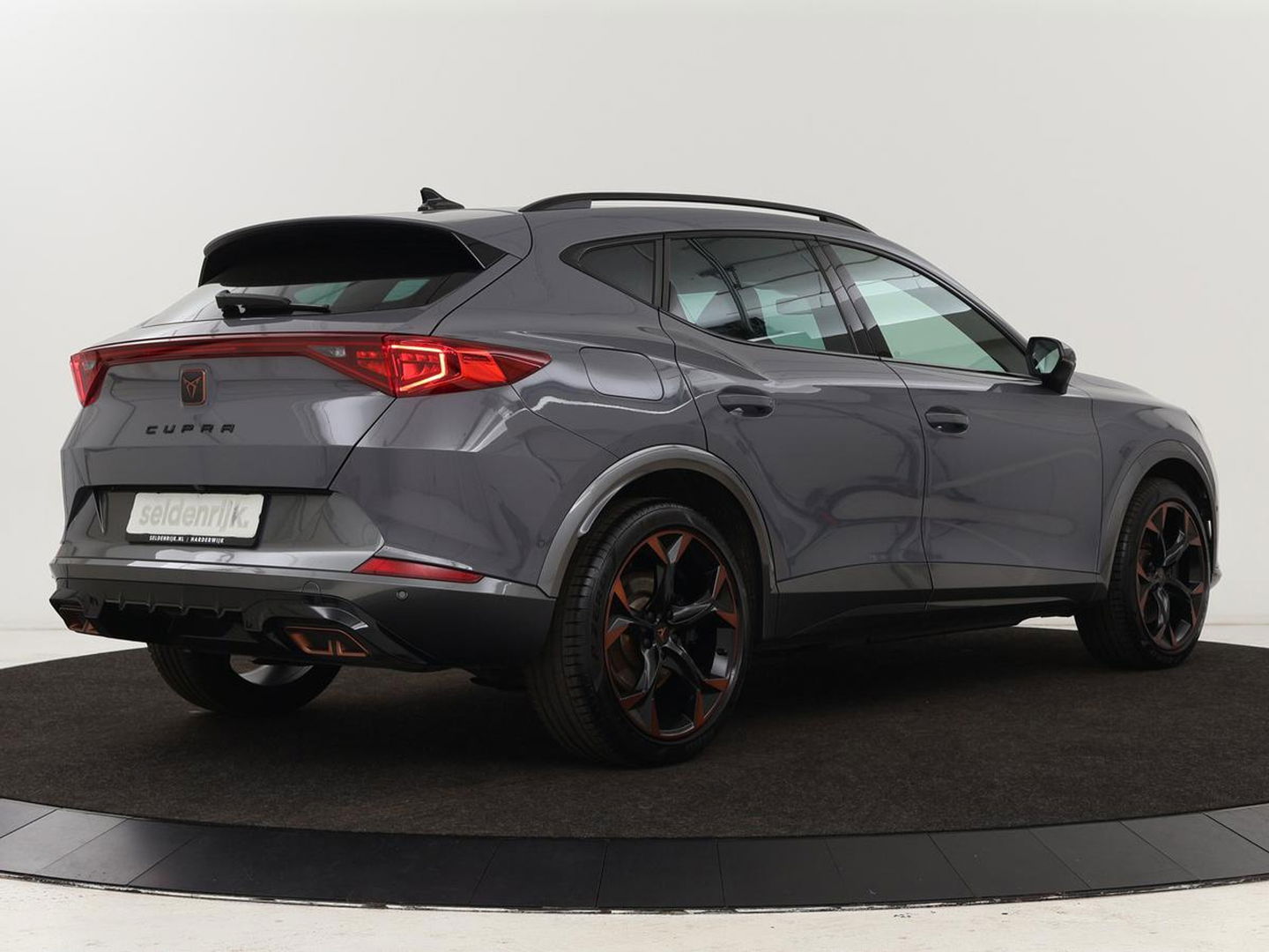 CUPRA Formentor 1.4 e-Hybrid VZ | 245pk | Stoel & stuurverwarming | Carplay | Camera | Adaptive cruise | Navigatie | Sfeerverlichting | Keyless | Full LED | PHEV