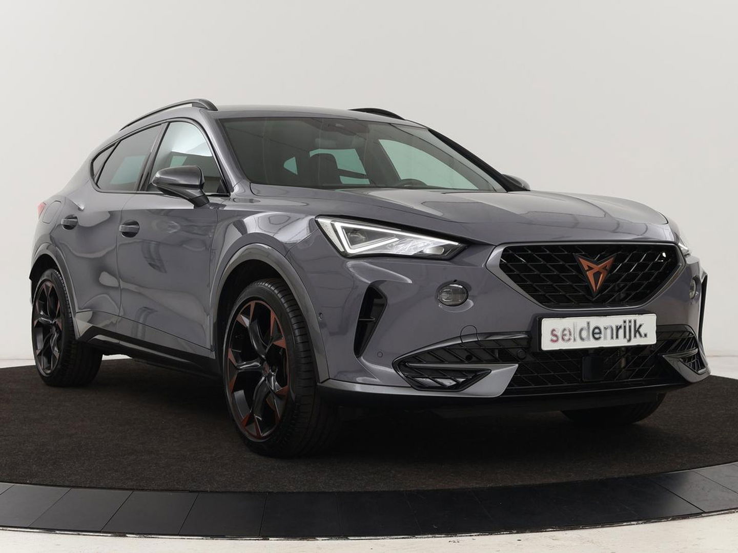 CUPRA Formentor 1.4 e-Hybrid VZ | 245pk | Stoel & stuurverwarming | Carplay | Camera | Adaptive cruise | Navigatie | Sfeerverlichting | Keyless | Full LED | PHEV