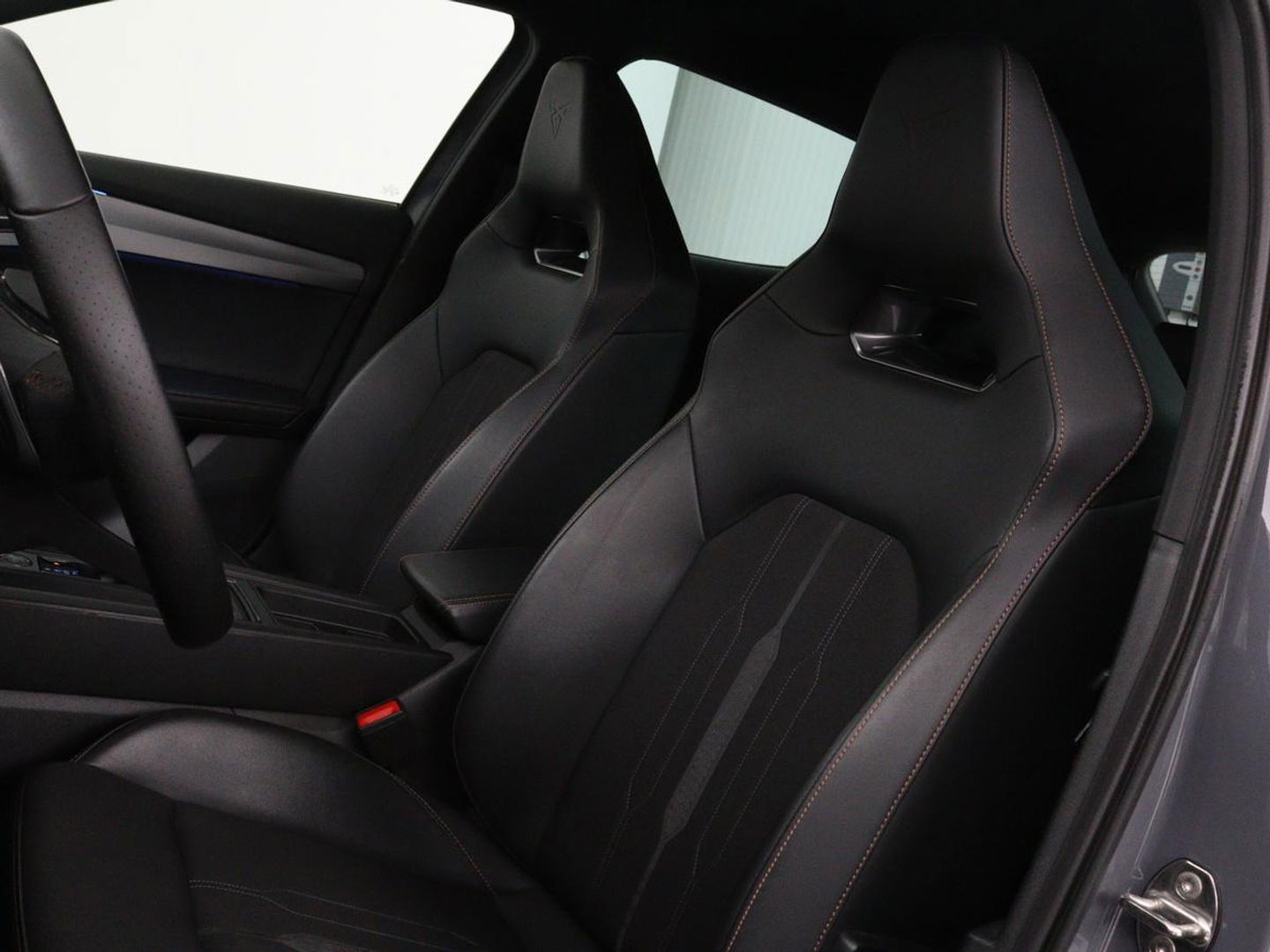 CUPRA Formentor 1.4 e-Hybrid VZ | 245pk | Stoel & stuurverwarming | Carplay | Camera | Adaptive cruise | Navigatie | Sfeerverlichting | Keyless | Full LED | PHEV