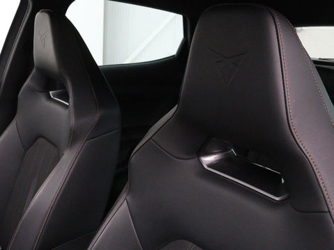 CUPRA Formentor 1.4 e-Hybrid VZ | 245pk | Stoel & stuurverwarming | Carplay | Camera | Adaptive cruise | Navigatie | Sfeerverlichting | Keyless | Full LED | PHEV