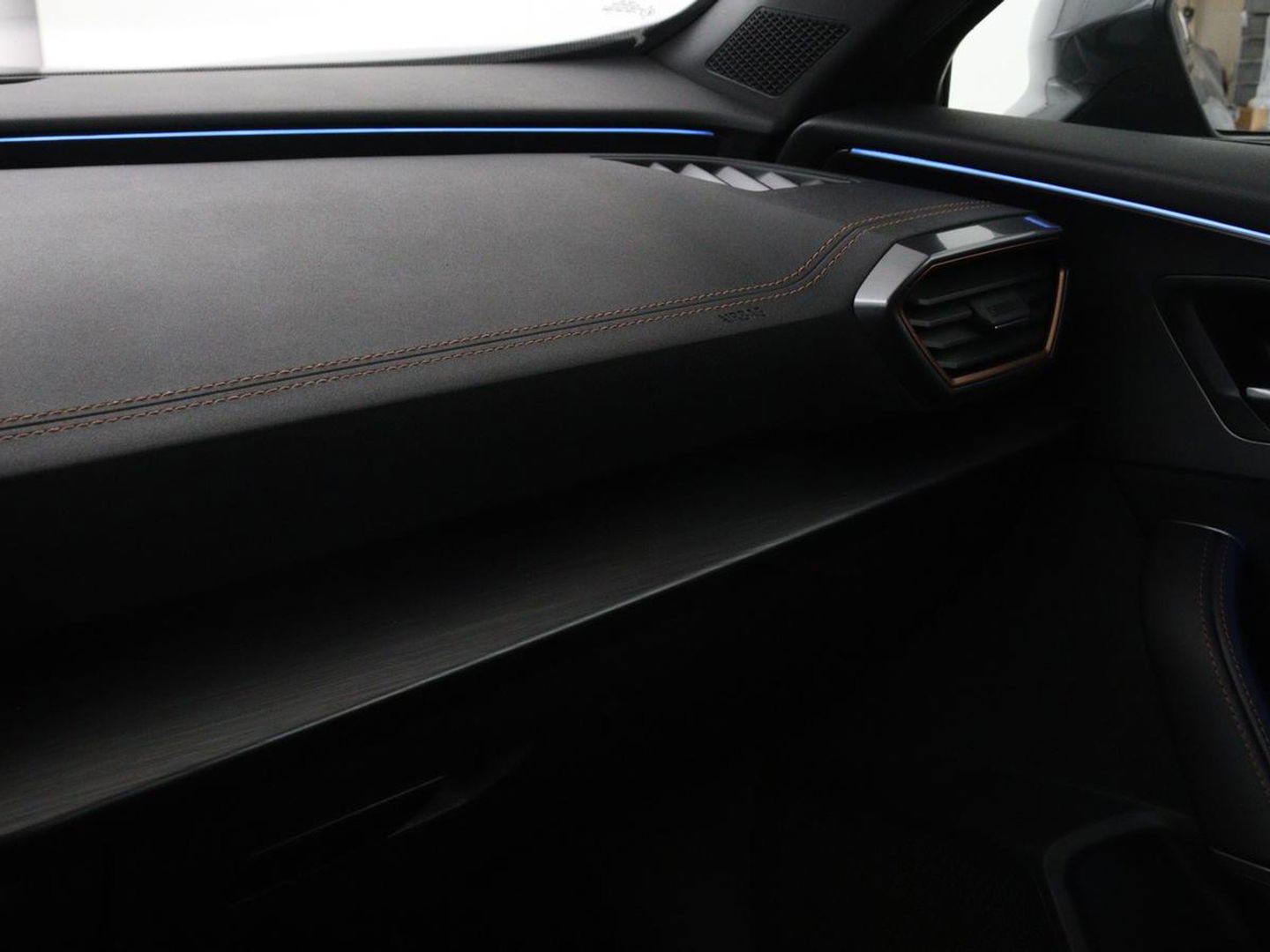 CUPRA Formentor 1.4 e-Hybrid VZ | 245pk | Stoel & stuurverwarming | Carplay | Camera | Adaptive cruise | Navigatie | Sfeerverlichting | Keyless | Full LED | PHEV