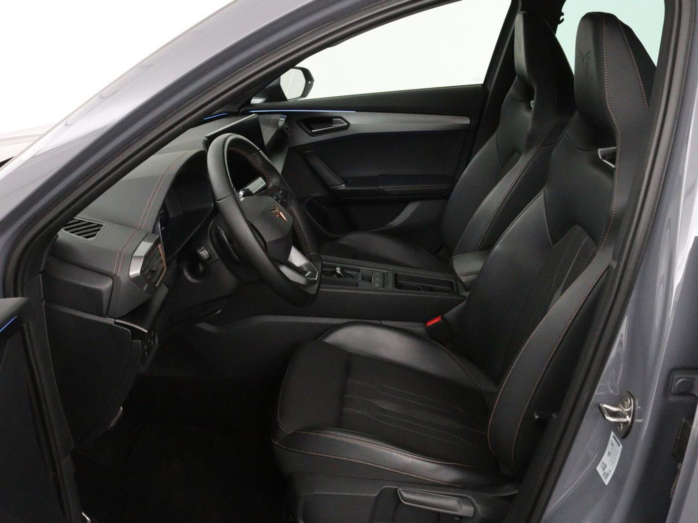 CUPRA Formentor 1.4 e-Hybrid VZ | 245pk | Stoel & stuurverwarming | Carplay | Camera | Adaptive cruise | Navigatie | Sfeerverlichting | Keyless | Full LED | PHEV