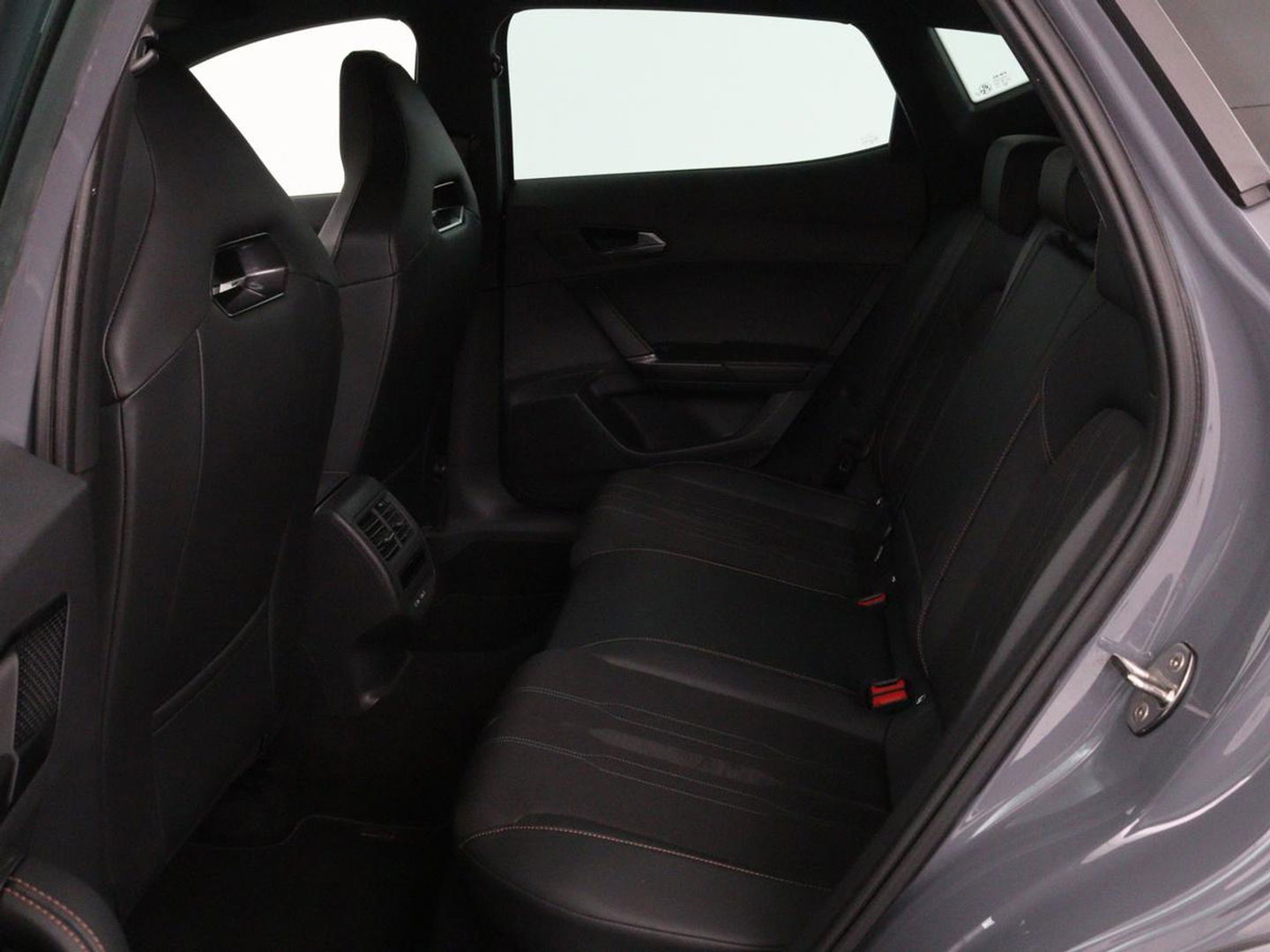 CUPRA Formentor 1.4 e-Hybrid VZ | 245pk | Stoel & stuurverwarming | Carplay | Camera | Adaptive cruise | Navigatie | Sfeerverlichting | Keyless | Full LED | PHEV