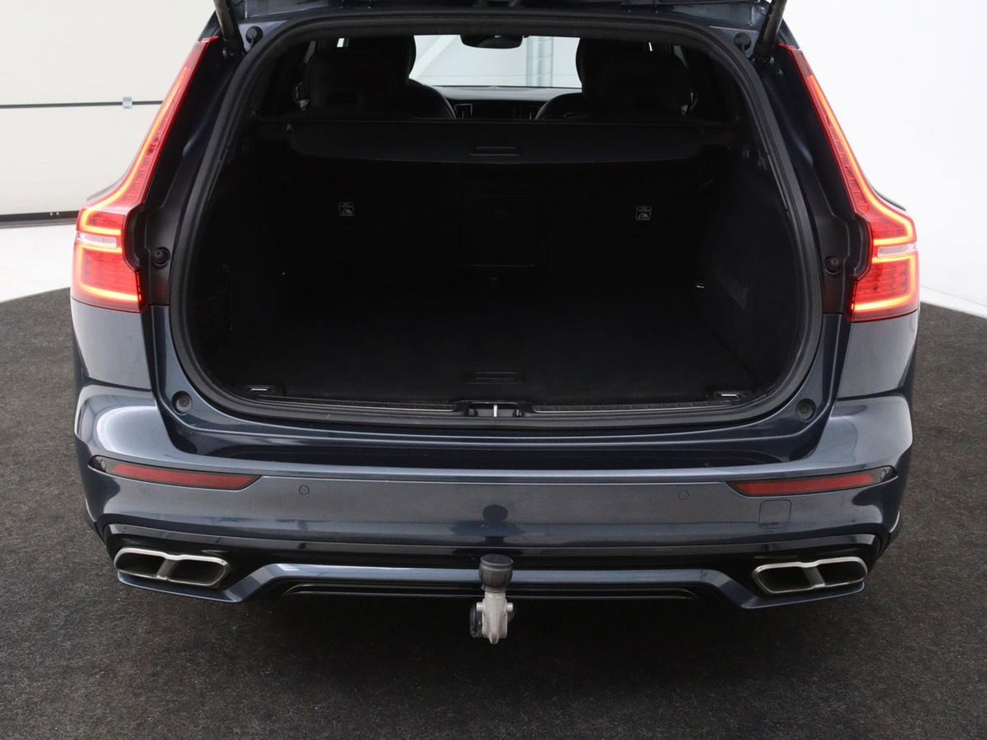 Volvo V60 2.0 T4 R Design | Stoelverwarming | Trekhaak | Carplay | Camera | Adaptive cruise | Navigatie | Full LED | 19'' lichtmetalen velgen | Memory