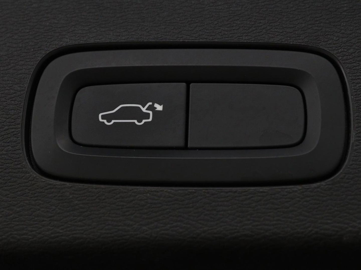 Volvo V60 2.0 T4 R Design | Stoelverwarming | Trekhaak | Carplay | Camera | Adaptive cruise | Navigatie | Full LED | 19'' lichtmetalen velgen | Memory