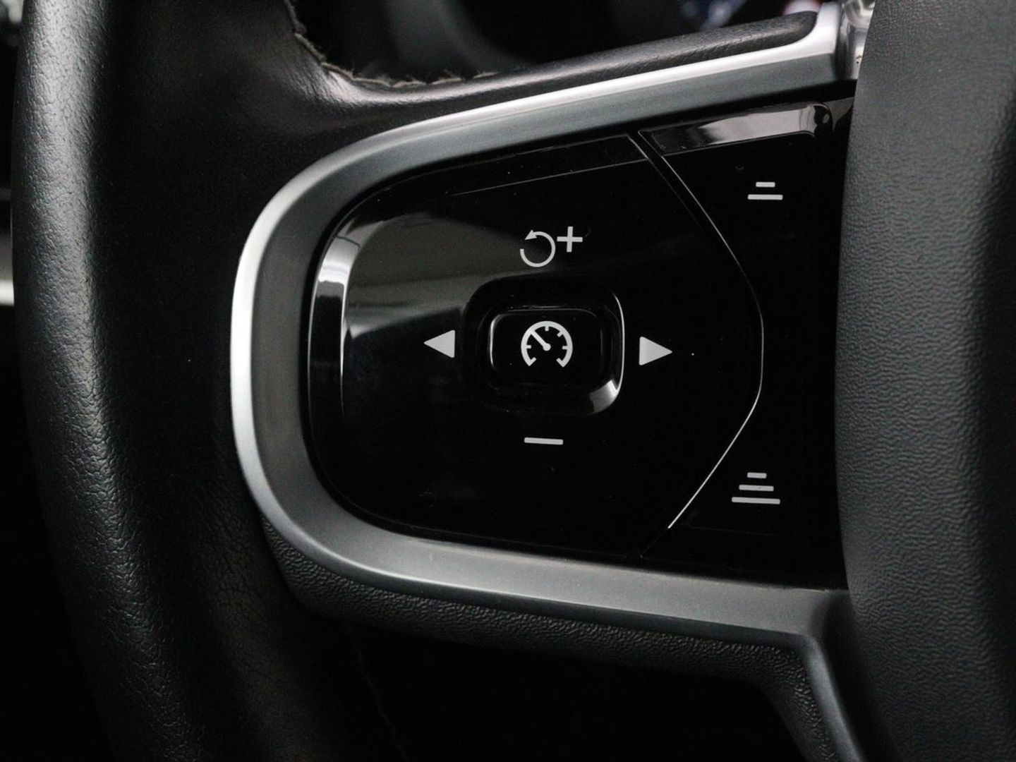 Volvo V60 2.0 T4 R Design | Stoelverwarming | Trekhaak | Carplay | Camera | Adaptive cruise | Navigatie | Full LED | 19'' lichtmetalen velgen | Memory