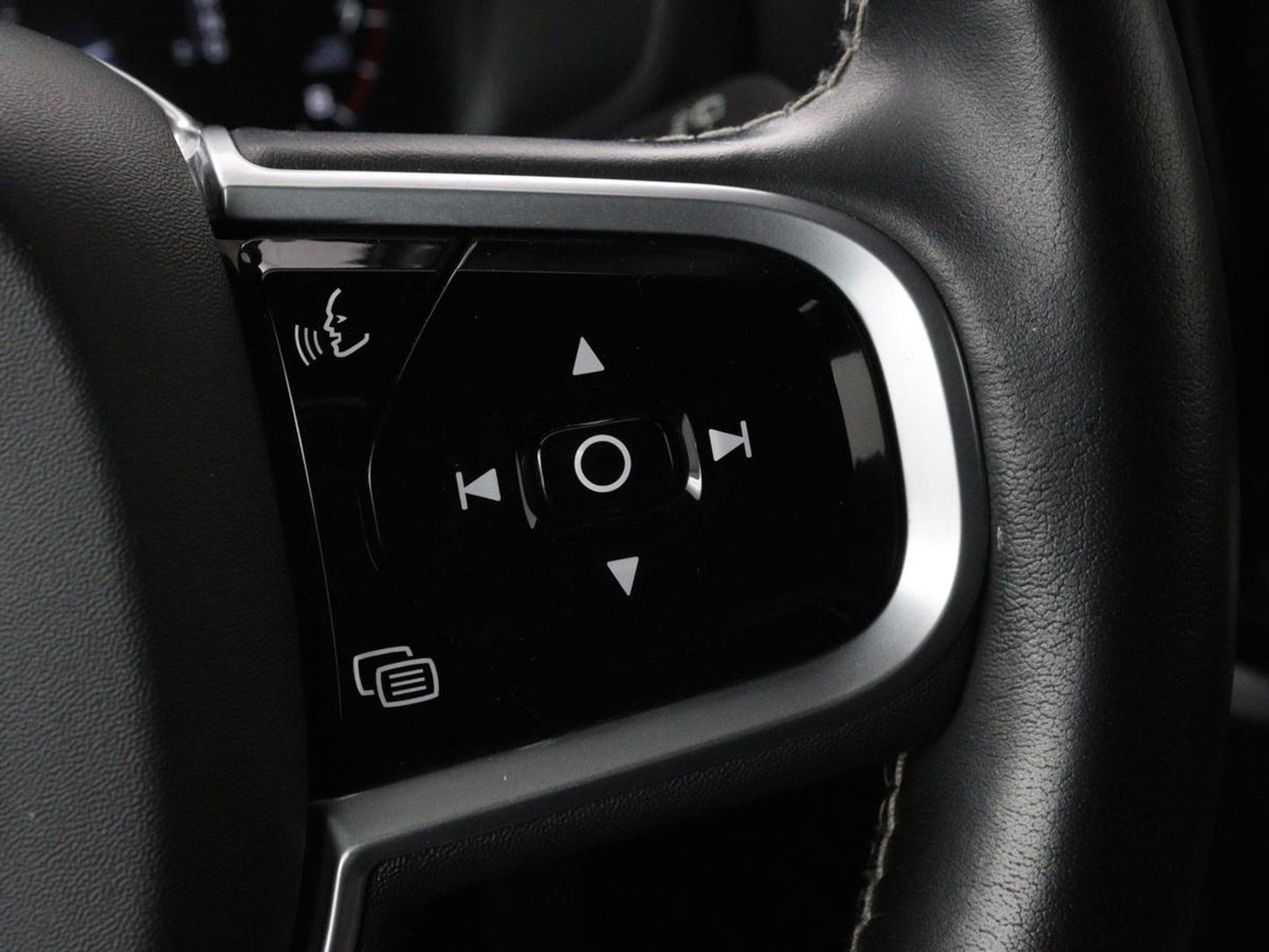Volvo V60 2.0 T4 R Design | Stoelverwarming | Trekhaak | Carplay | Camera | Adaptive cruise | Navigatie | Full LED | 19'' lichtmetalen velgen | Memory
