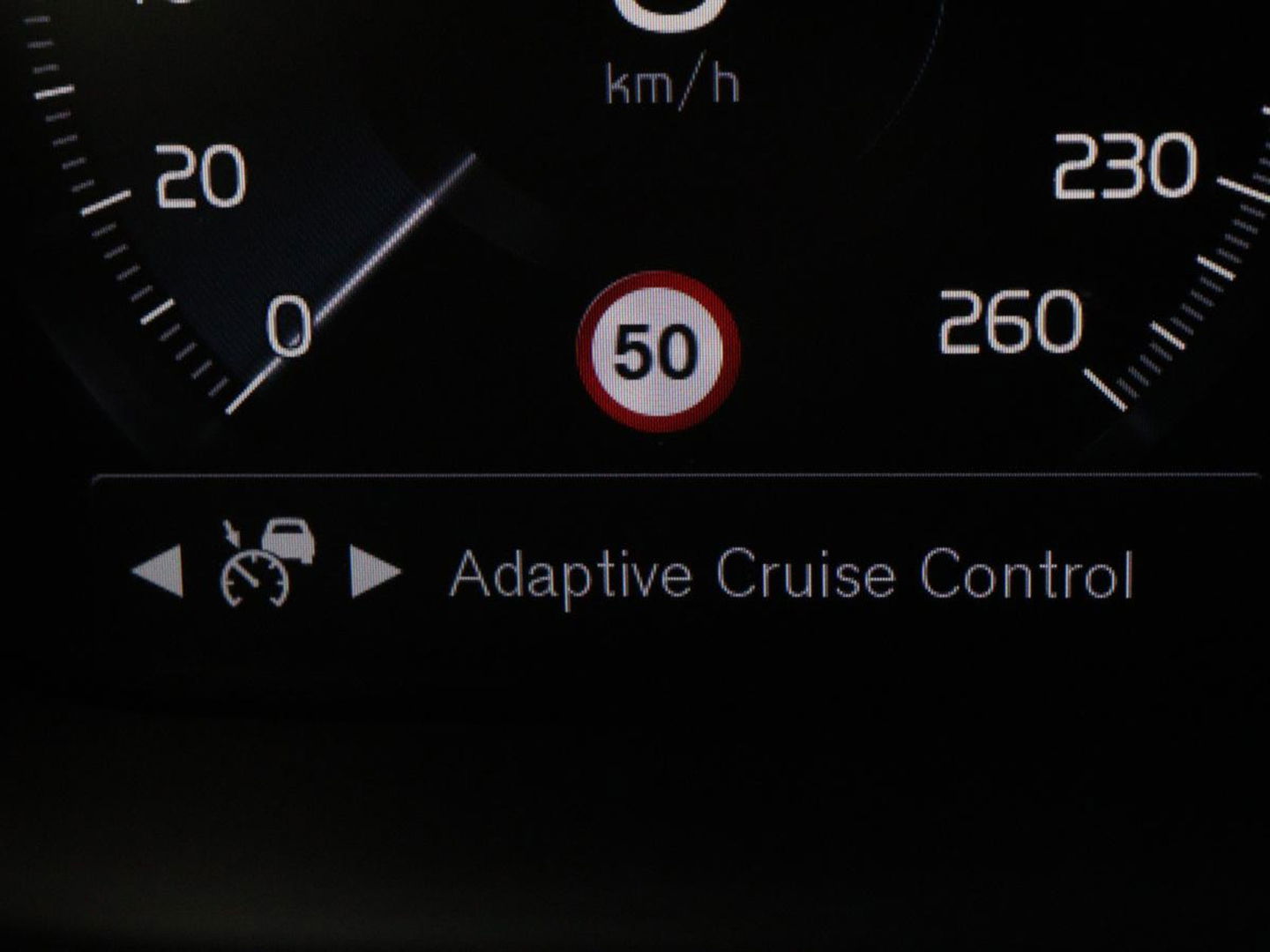 Volvo V60 2.0 T4 R Design | Stoelverwarming | Trekhaak | Carplay | Camera | Adaptive cruise | Navigatie | Full LED | 19'' lichtmetalen velgen | Memory