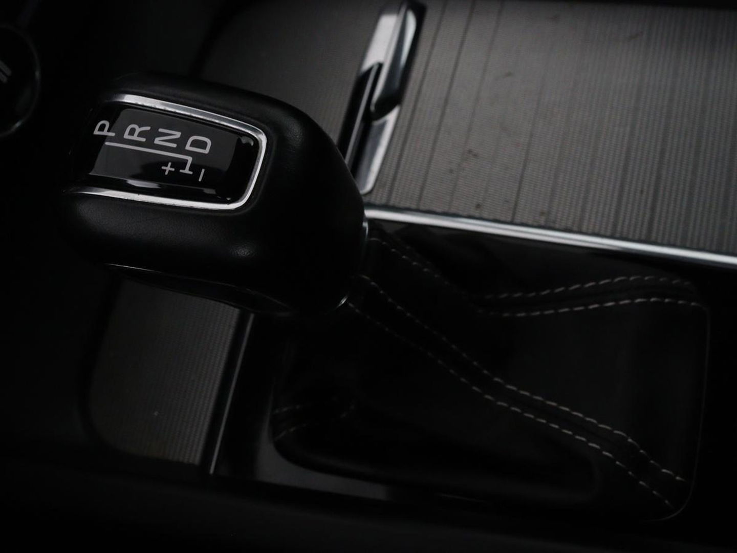 Volvo V60 2.0 T4 R Design | Stoelverwarming | Trekhaak | Carplay | Camera | Adaptive cruise | Navigatie | Full LED | 19'' lichtmetalen velgen | Memory