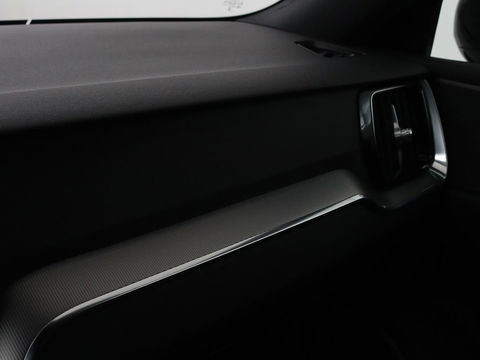 Volvo V60 2.0 T4 R Design | Stoelverwarming | Trekhaak | Carplay | Camera | Adaptive cruise | Navigatie | Full LED | 19'' lichtmetalen velgen | Memory