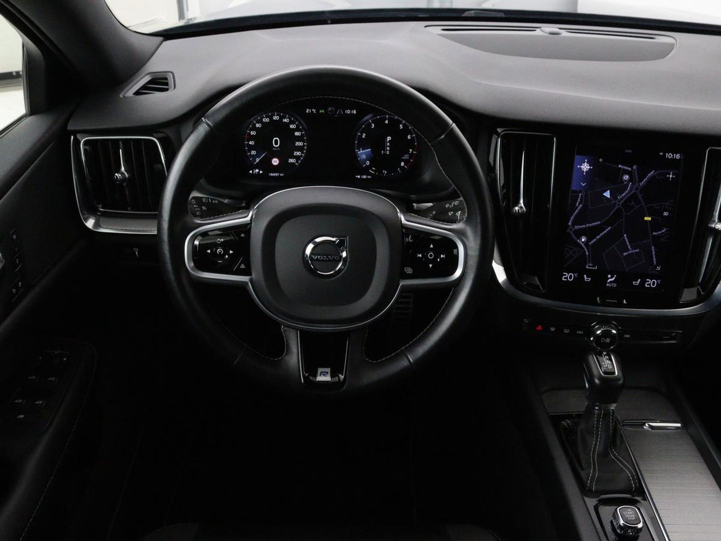 Volvo V60 2.0 T4 R Design | Stoelverwarming | Trekhaak | Carplay | Camera | Adaptive cruise | Navigatie | Full LED | 19'' lichtmetalen velgen | Memory