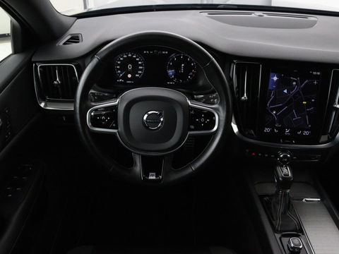 Volvo V60 2.0 T4 R Design | Stoelverwarming | Trekhaak | Carplay | Camera | Adaptive cruise | Navigatie | Full LED | 19'' lichtmetalen velgen | Memory