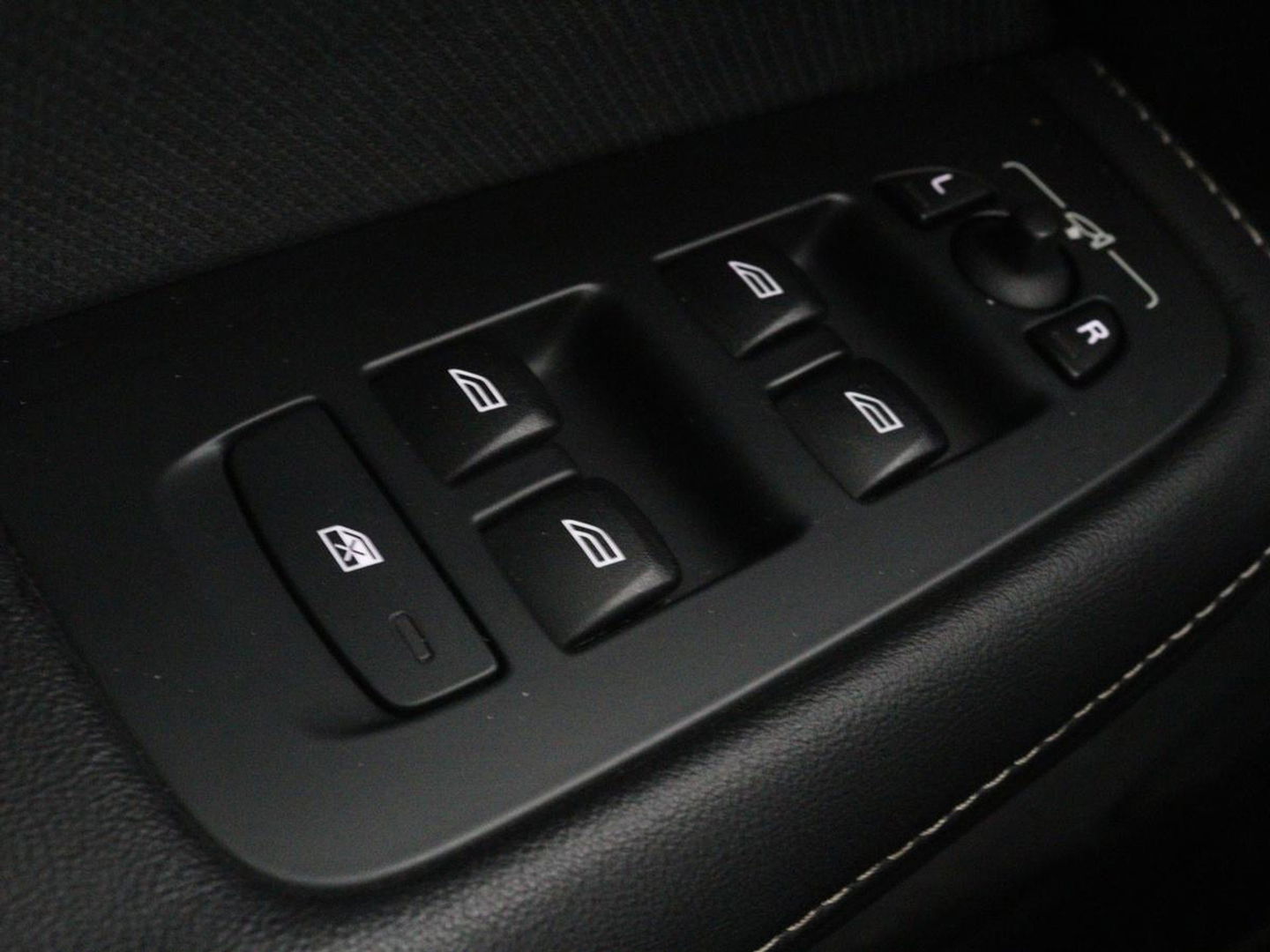 Volvo V60 2.0 T4 R Design | Stoelverwarming | Trekhaak | Carplay | Camera | Adaptive cruise | Navigatie | Full LED | 19'' lichtmetalen velgen | Memory