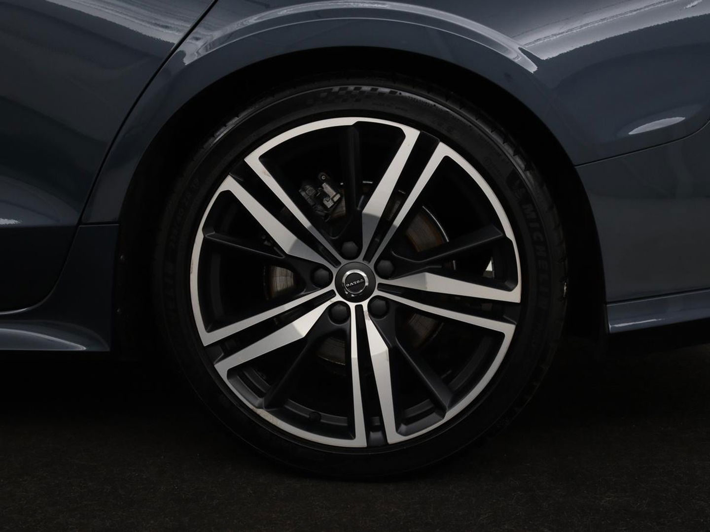 Volvo V60 2.0 T4 R Design | Stoelverwarming | Trekhaak | Carplay | Camera | Adaptive cruise | Navigatie | Full LED | 19'' lichtmetalen velgen | Memory