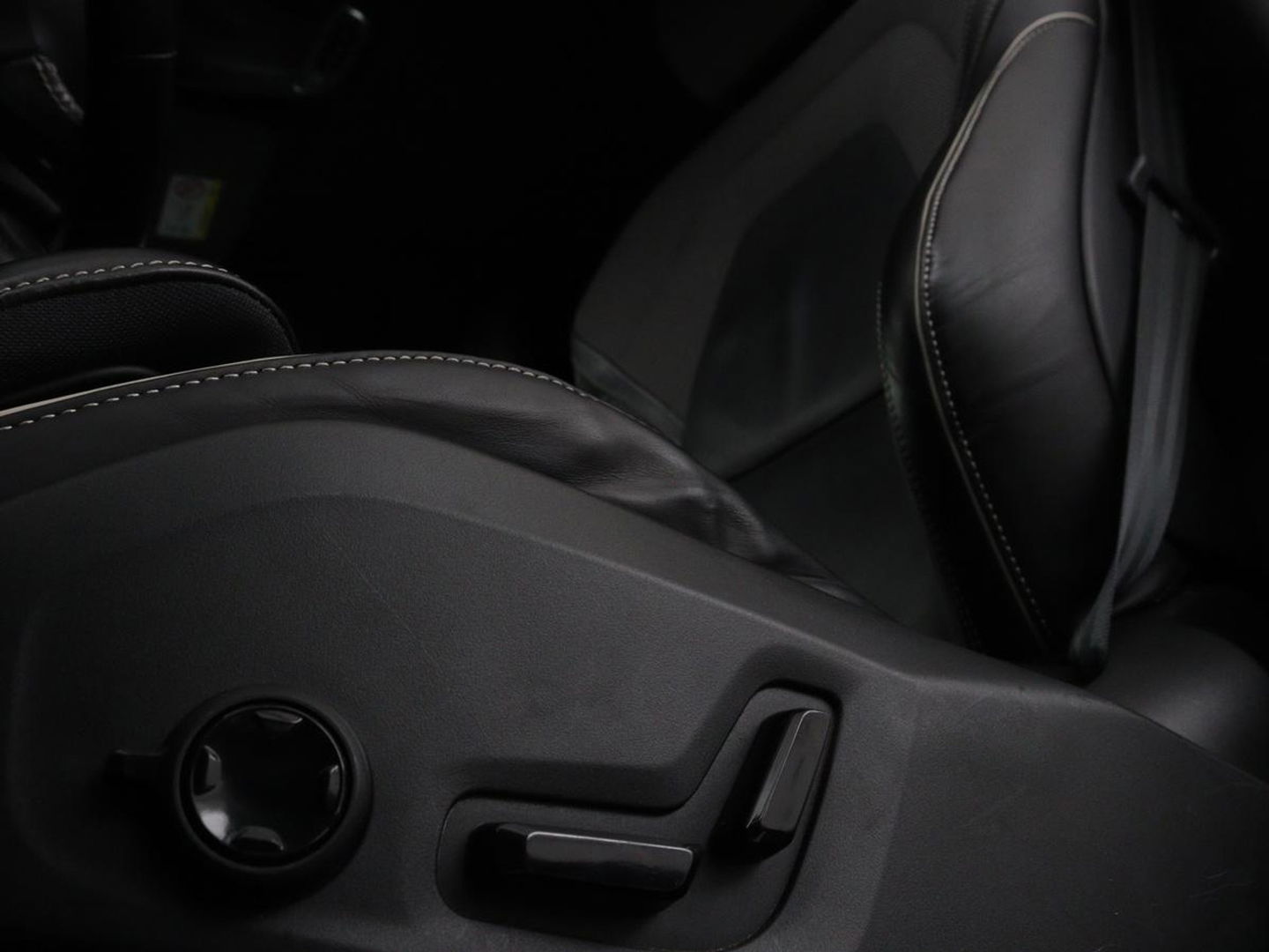 Volvo V60 2.0 T4 R Design | Stoelverwarming | Trekhaak | Carplay | Camera | Adaptive cruise | Navigatie | Full LED | 19'' lichtmetalen velgen | Memory