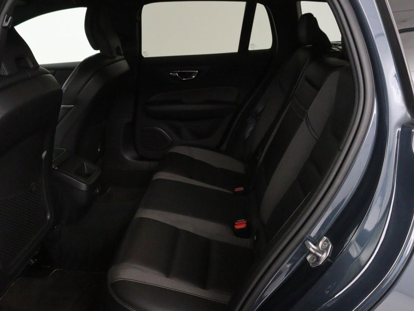 Volvo V60 2.0 T4 R Design | Stoelverwarming | Trekhaak | Carplay | Camera | Adaptive cruise | Navigatie | Full LED | 19'' lichtmetalen velgen | Memory