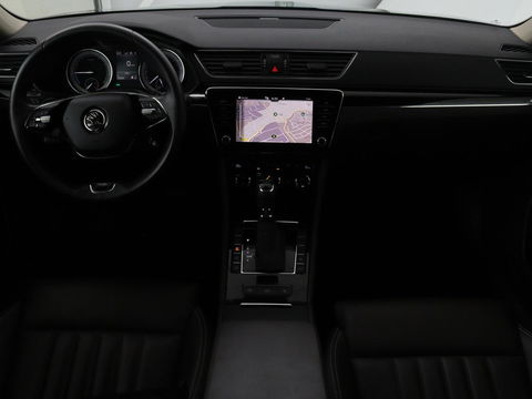 Škoda Superb 1.4 TSI iV Laurin & Klement | Leder | Trekhaak | Adaptive cruise | Stoelverwarming | Canton Sound | Navigatie | Memory | Full LED | Keyless | Carplay | PHEV