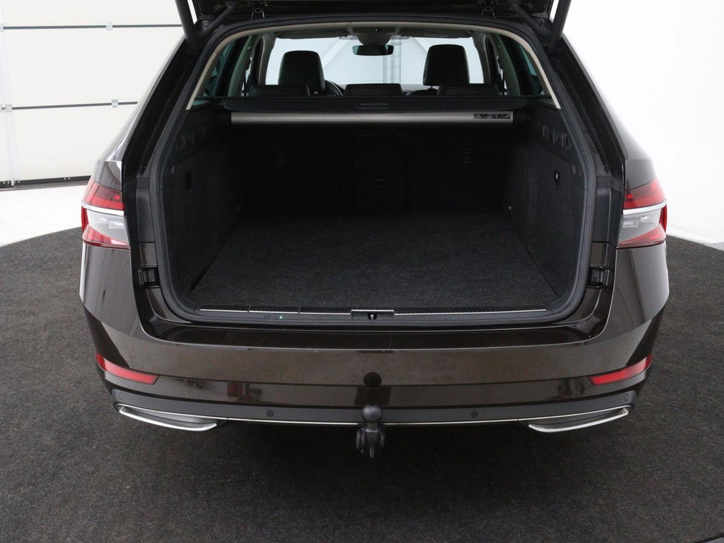 Škoda Superb 1.4 TSI iV Laurin & Klement | Leder | Trekhaak | Adaptive cruise | Stoelverwarming | Canton Sound | Navigatie | Memory | Full LED | Keyless | Carplay | PHEV