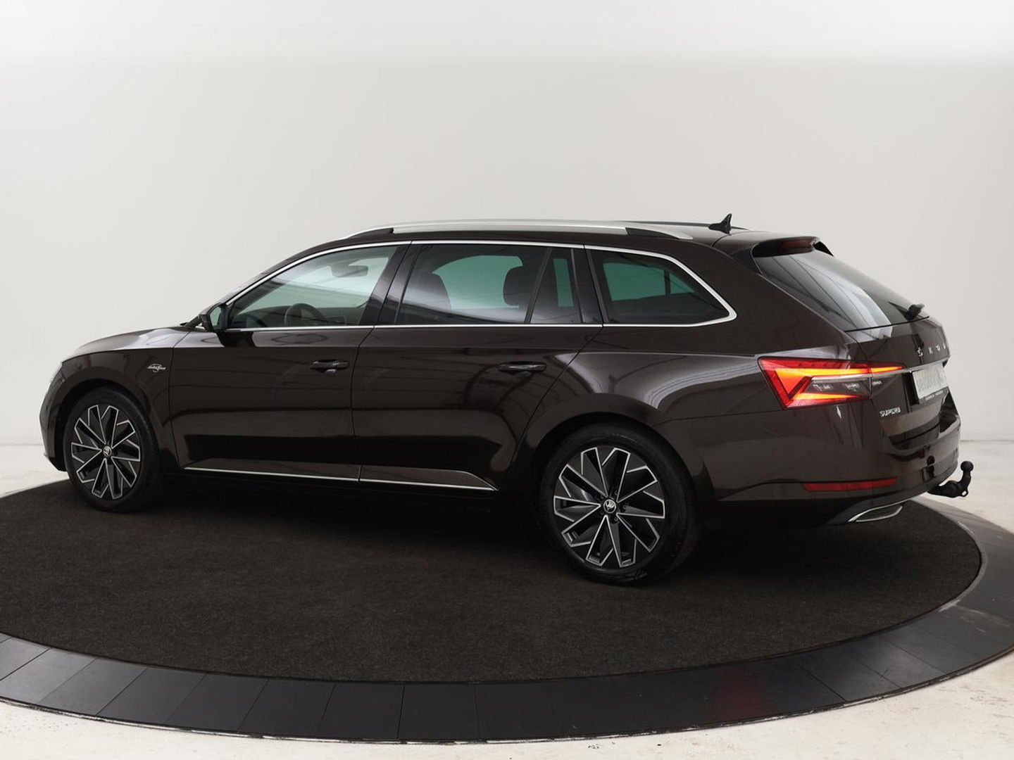 Škoda Superb 1.4 TSI iV Laurin & Klement | Leder | Trekhaak | Adaptive cruise | Stoelverwarming | Canton Sound | Navigatie | Memory | Full LED | Keyless | Carplay | PHEV