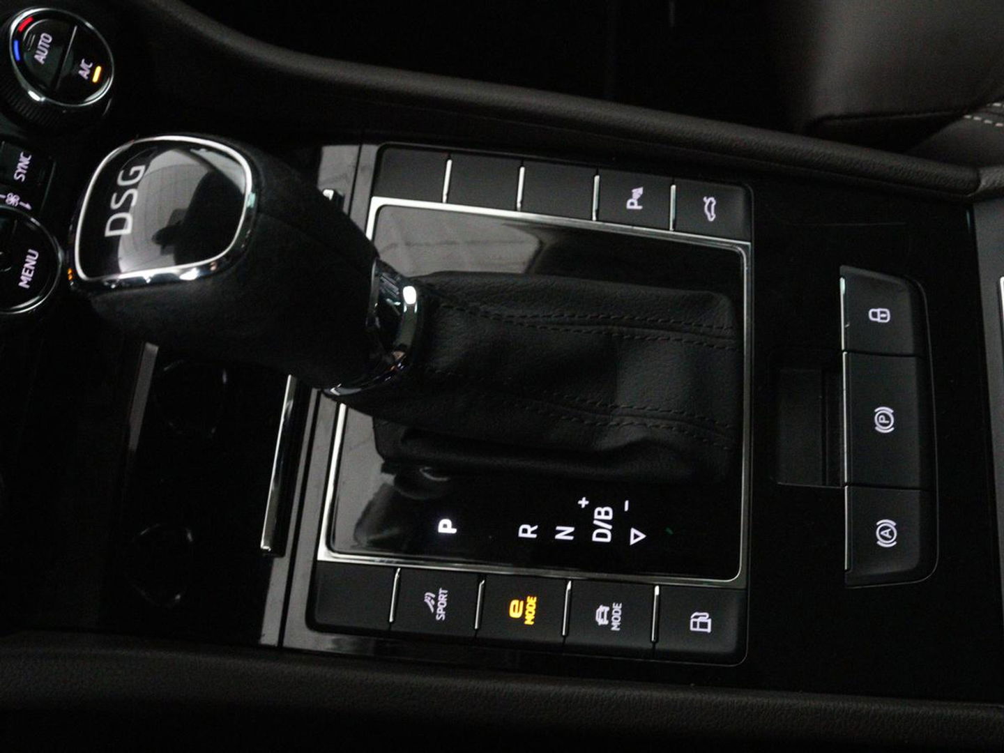 Škoda Superb 1.4 TSI iV Laurin & Klement | Leder | Trekhaak | Adaptive cruise | Stoelverwarming | Canton Sound | Navigatie | Memory | Full LED | Keyless | Carplay | PHEV