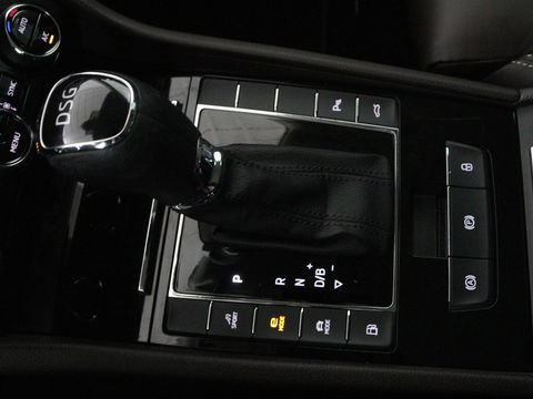 Škoda Superb 1.4 TSI iV Laurin & Klement | Leder | Trekhaak | Adaptive cruise | Stoelverwarming | Canton Sound | Navigatie | Memory | Full LED | Keyless | Carplay | PHEV