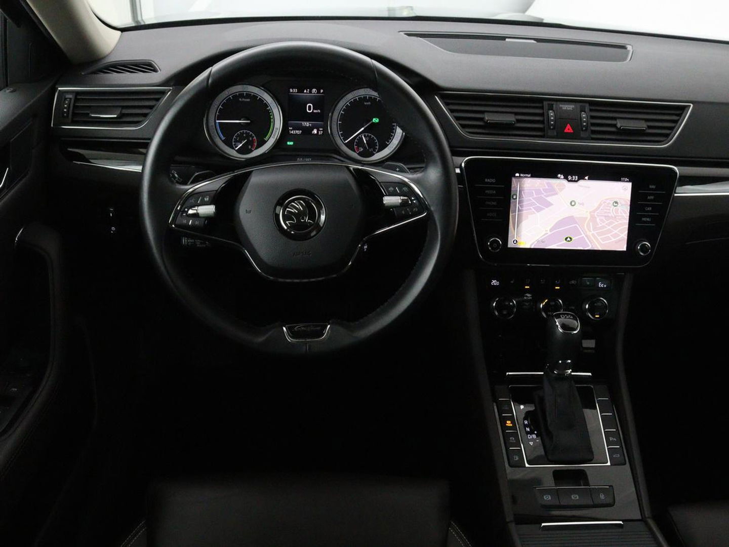 Škoda Superb 1.4 TSI iV Laurin & Klement | Leder | Trekhaak | Adaptive cruise | Stoelverwarming | Canton Sound | Navigatie | Memory | Full LED | Keyless | Carplay | PHEV