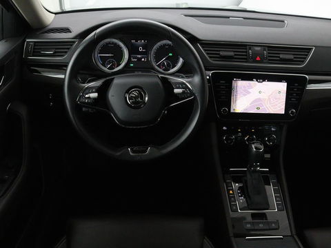 Škoda Superb 1.4 TSI iV Laurin & Klement | Leder | Trekhaak | Adaptive cruise | Stoelverwarming | Canton Sound | Navigatie | Memory | Full LED | Keyless | Carplay | PHEV