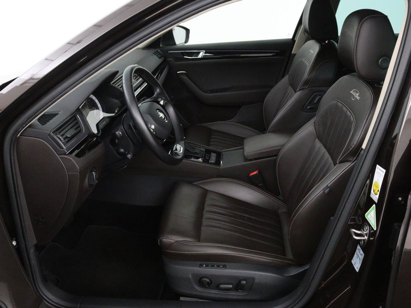 Škoda Superb 1.4 TSI iV Laurin & Klement | Leder | Trekhaak | Adaptive cruise | Stoelverwarming | Canton Sound | Navigatie | Memory | Full LED | Keyless | Carplay | PHEV