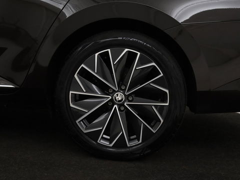 Škoda Superb 1.4 TSI iV Laurin & Klement | Leder | Trekhaak | Adaptive cruise | Stoelverwarming | Canton Sound | Navigatie | Memory | Full LED | Keyless | Carplay | PHEV