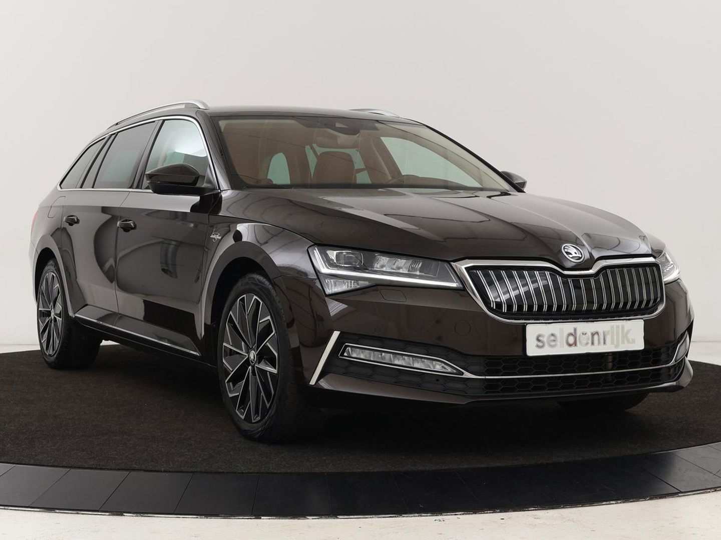 Škoda Superb 1.4 TSI iV Laurin & Klement | Leder | Trekhaak | Adaptive cruise | Stoelverwarming | Canton Sound | Navigatie | Memory | Full LED | Keyless | Carplay | PHEV