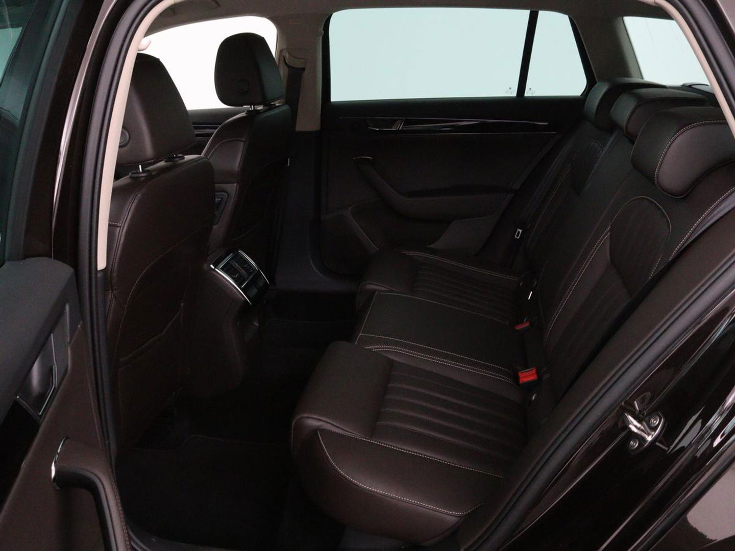 Škoda Superb 1.4 TSI iV Laurin & Klement | Leder | Trekhaak | Adaptive cruise | Stoelverwarming | Canton Sound | Navigatie | Memory | Full LED | Keyless | Carplay | PHEV