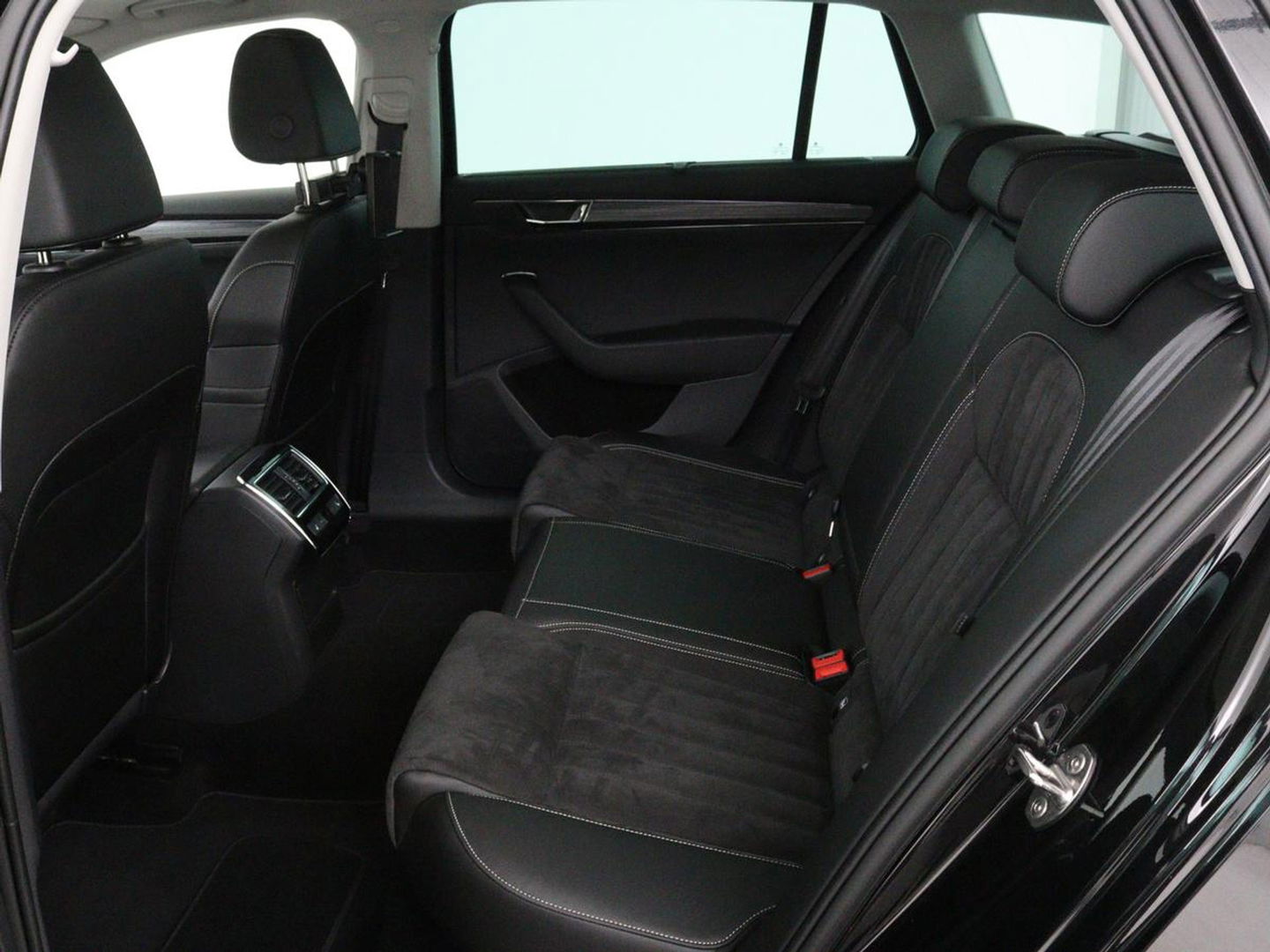 Škoda Superb 1.4 TSI iV Business Edition Plus | Panoramadak | Stoelverwarming | Leder/Alcantara | Adaptive cruise | 360 camera | Massage | Memory | Navigatie | Carplay | Achterbankverwarming | Canton | PHEV