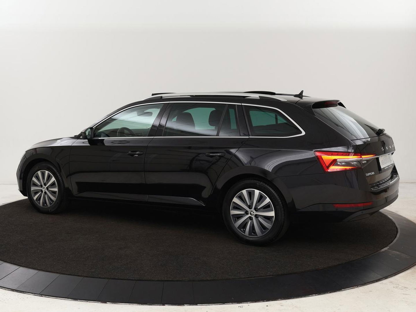 Škoda Superb 1.4 TSI iV Business Edition Plus | Panoramadak | Stoelverwarming | Leder/Alcantara | Adaptive cruise | 360 camera | Massage | Memory | Navigatie | Carplay | Achterbankverwarming | Canton | PHEV
