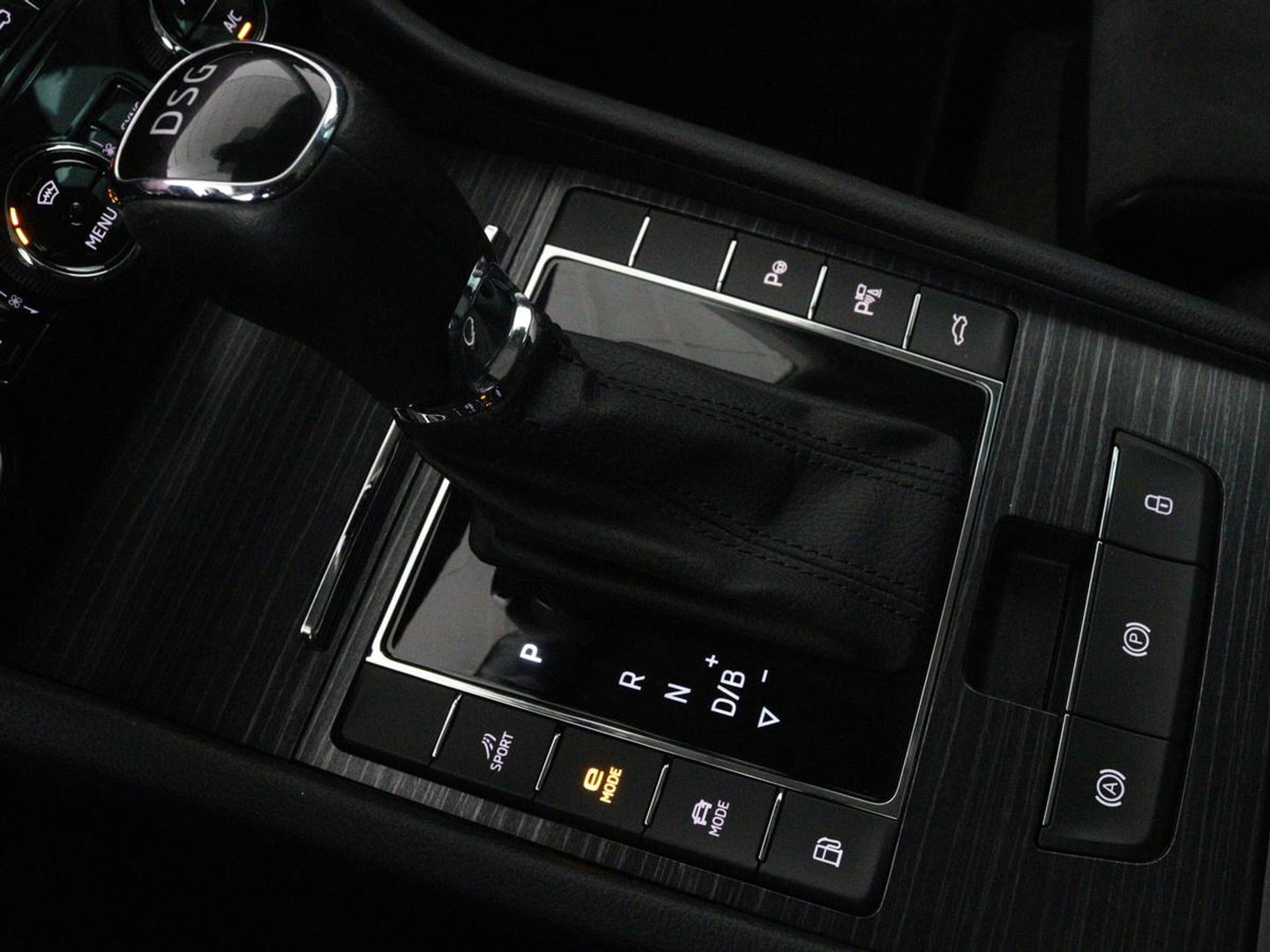 Škoda Superb 1.4 TSI iV Business Edition Plus | Panoramadak | Stoelverwarming | Leder/Alcantara | Adaptive cruise | 360 camera | Massage | Memory | Navigatie | Carplay | Achterbankverwarming | Canton | PHEV