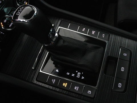 Škoda Superb 1.4 TSI iV Business Edition Plus | Panoramadak | Stoelverwarming | Leder/Alcantara | Adaptive cruise | 360 camera | Massage | Memory | Navigatie | Carplay | Achterbankverwarming | Canton | PHEV