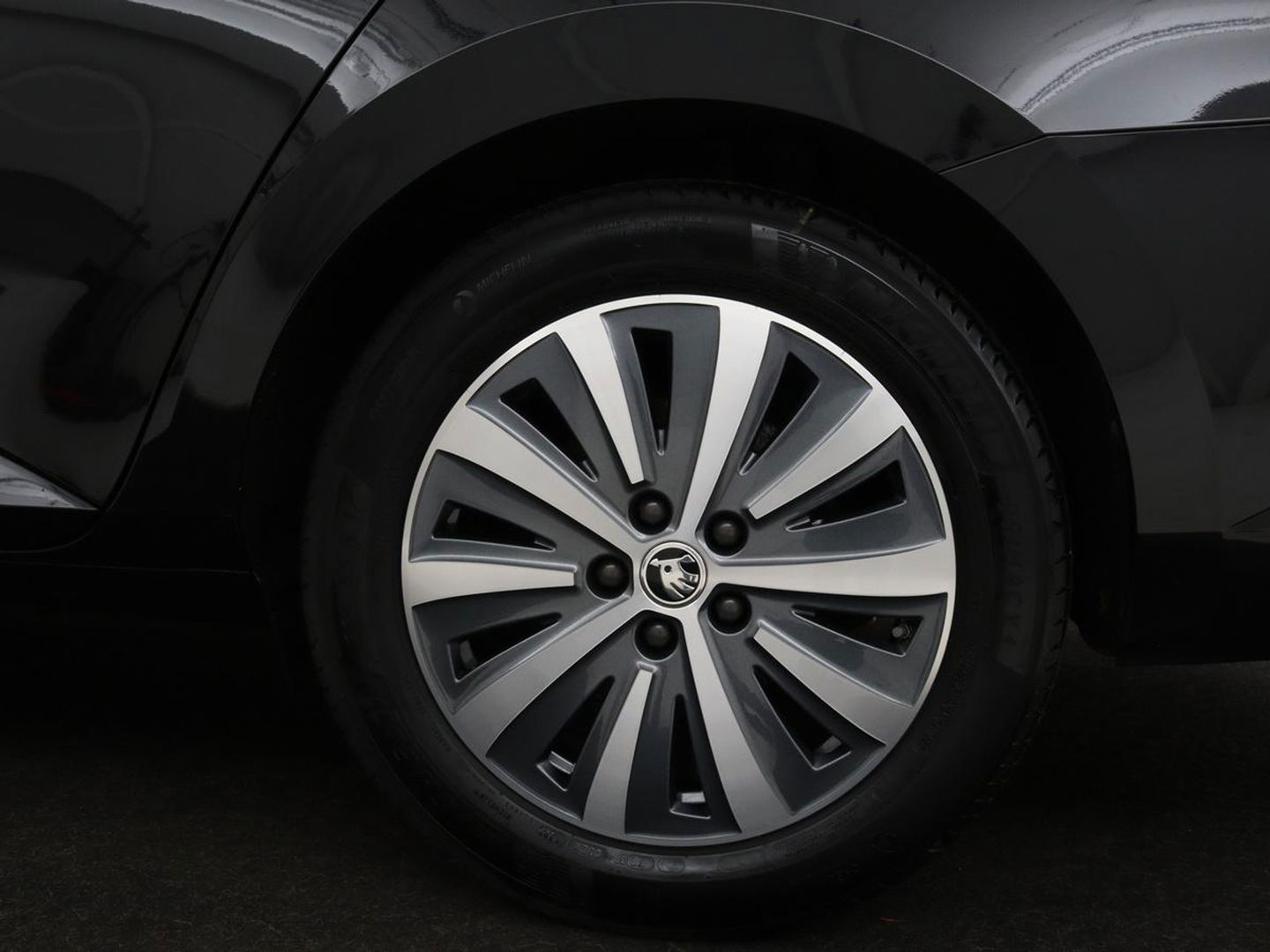 Škoda Superb 1.4 TSI iV Business Edition Plus | Panoramadak | Stoelverwarming | Leder/Alcantara | Adaptive cruise | 360 camera | Massage | Memory | Navigatie | Carplay | Achterbankverwarming | Canton | PHEV
