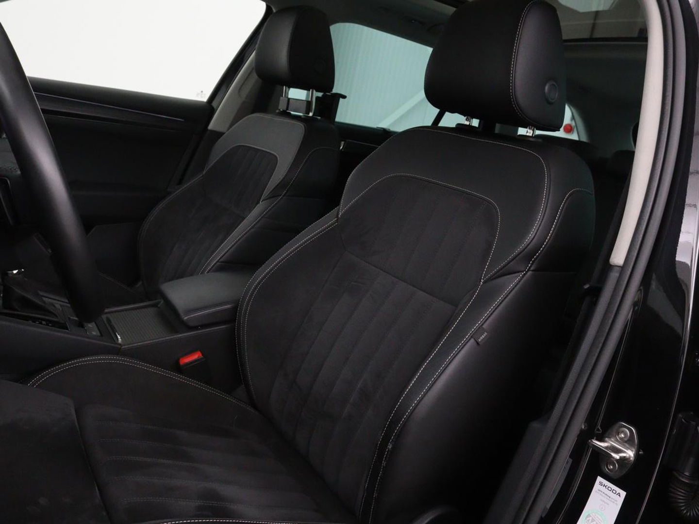 Škoda Superb 1.4 TSI iV Business Edition Plus | Panoramadak | Stoelverwarming | Leder/Alcantara | Adaptive cruise | 360 camera | Massage | Memory | Navigatie | Carplay | Achterbankverwarming | Canton | PHEV