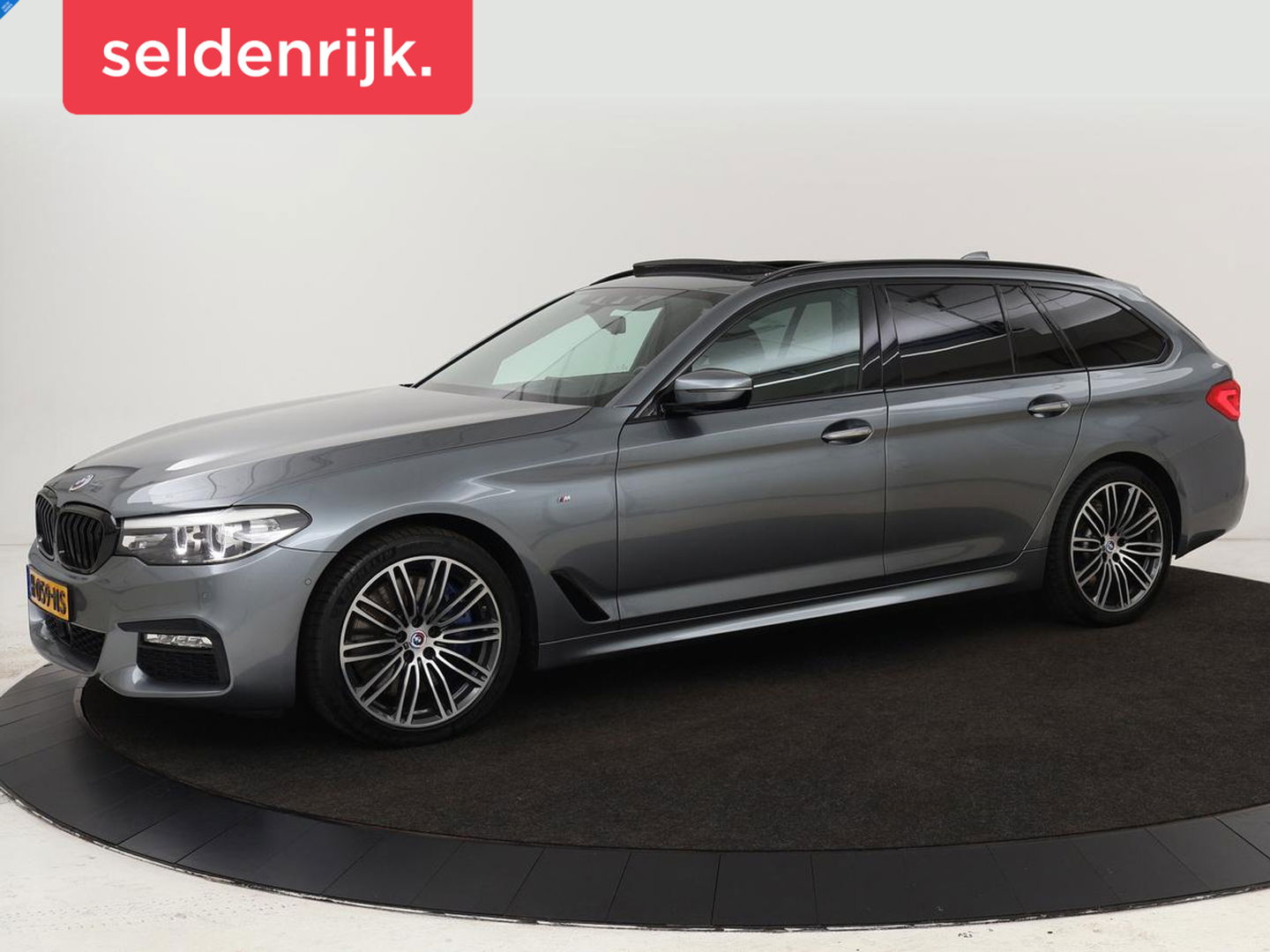 BMW 5 Serie 540d xDrive M Sport | Panoramadak | Head-Up | Adaptive cruise | Carplay | Alcantara | Harman/Kardon | Stoelverwarming | Trekhaak | Sfeerverlichting