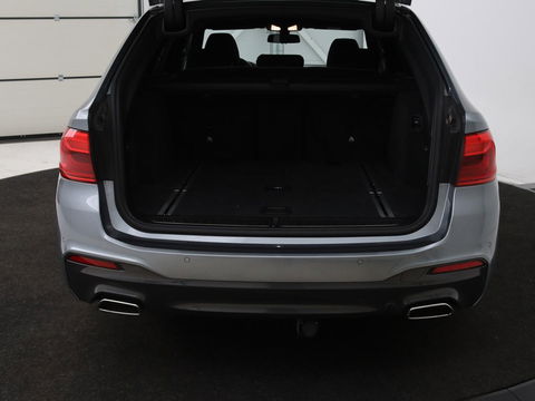 BMW 5 Serie 540d xDrive M Sport | Panoramadak | Head-Up | Adaptive cruise | Carplay | Alcantara | Harman/Kardon | Stoelverwarming | Trekhaak | Sfeerverlichting
