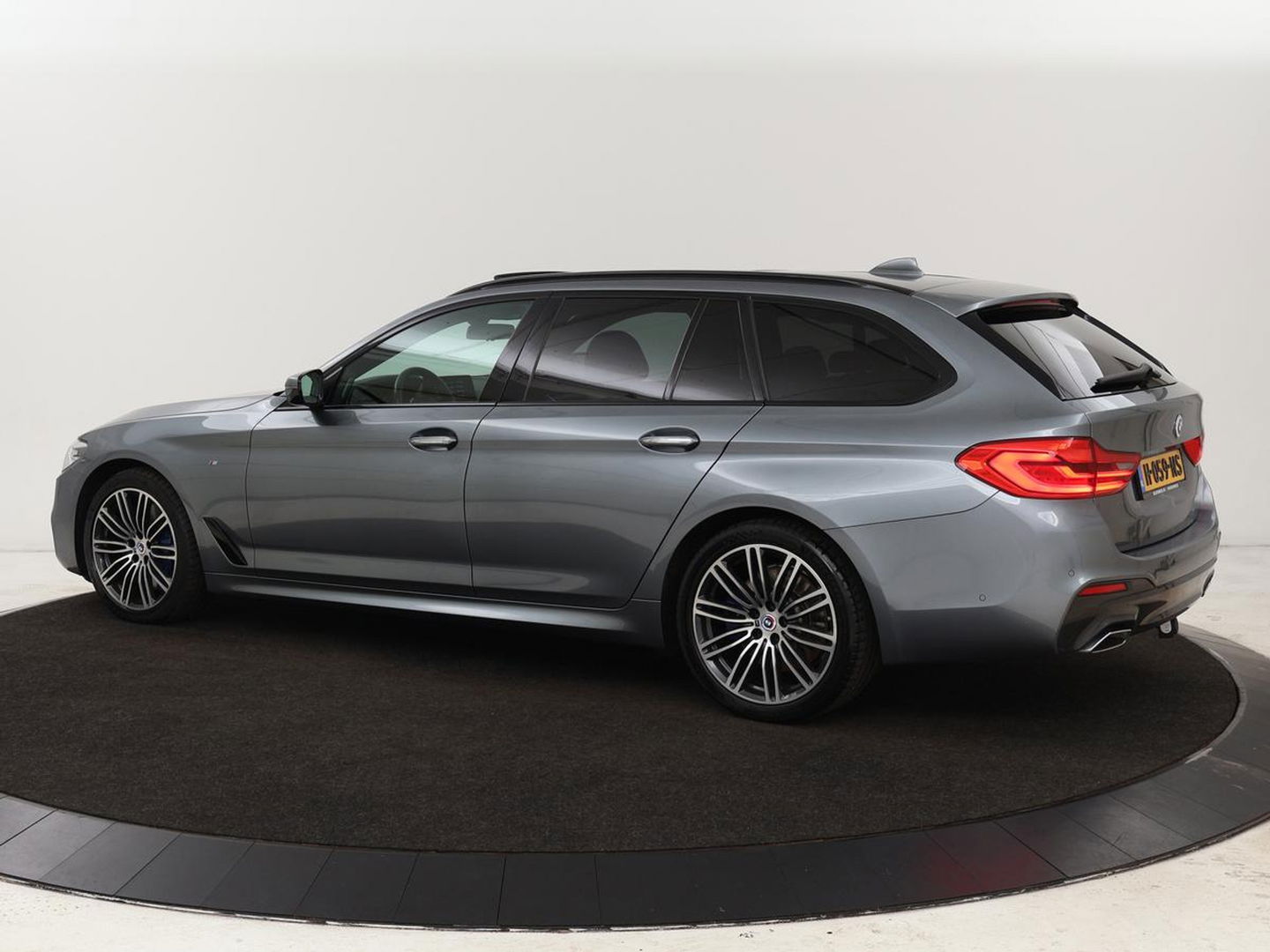 BMW 5 Serie 540d xDrive M Sport | Panoramadak | Head-Up | Adaptive cruise | Carplay | Alcantara | Harman/Kardon | Stoelverwarming | Trekhaak | Sfeerverlichting